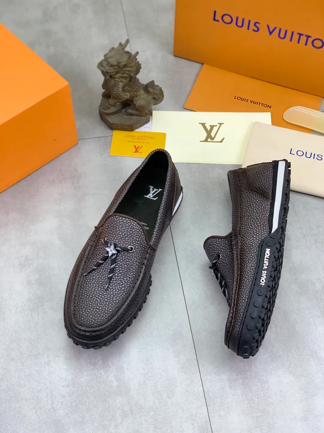 Men's Men's Shoes 💰P640 New Style 💶[LOUIS VUITTON] Water-dyed Niuli Original Order New Style 🍀LV Louis Vuitton *——Top version of LV classic leather shoes! Made of imported original calfskin, original leather side strips and wear-resistant high-end rubber outsole! High quality products! Color: black optional Size: 39-45